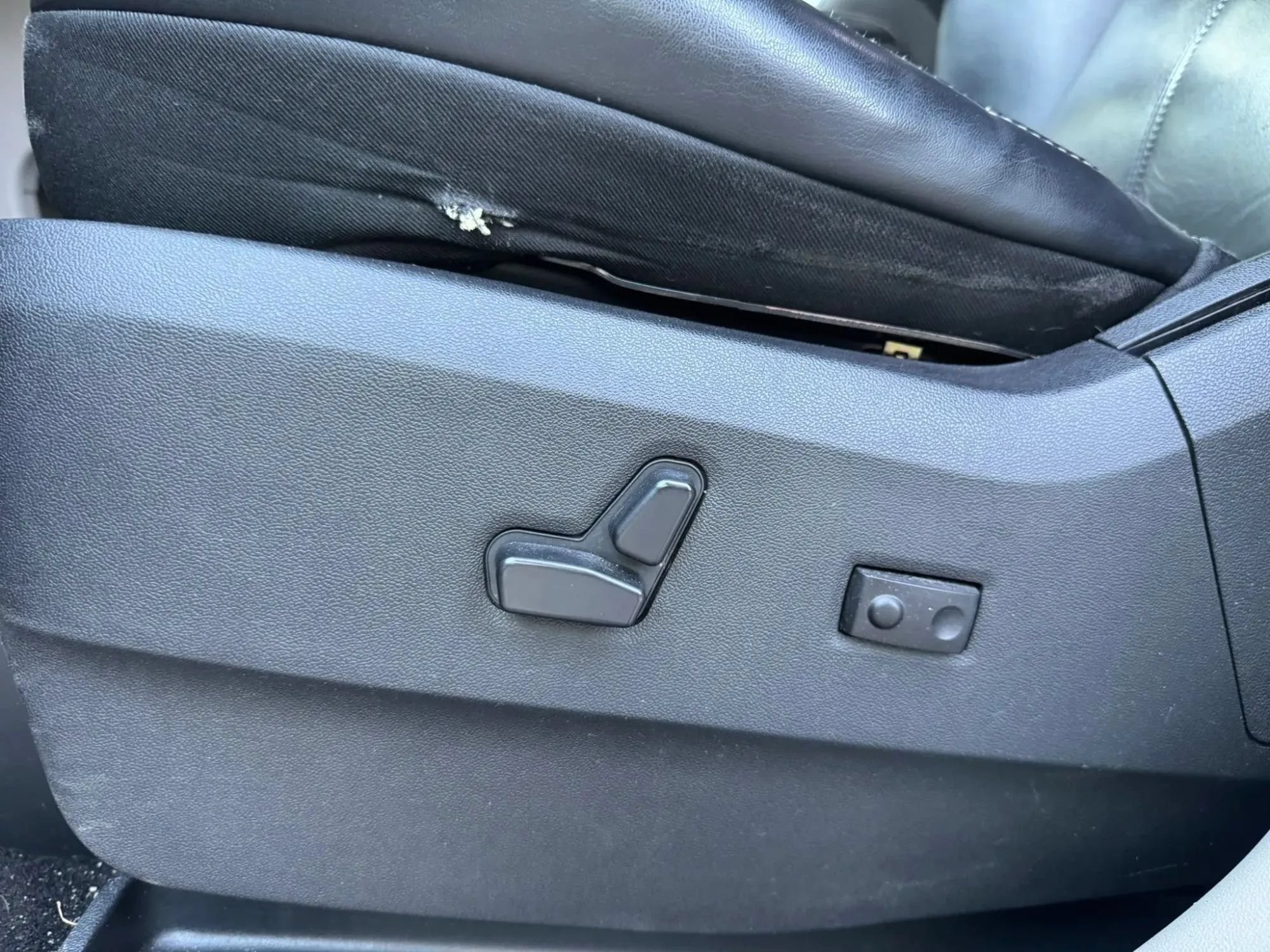 Used 2012 Chrysler Town & Country Limited w/ Luxury Group FWD image 13