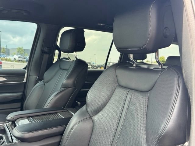 Certified 2022 Jeep Wagoneer Series II AWD/4WD image 15