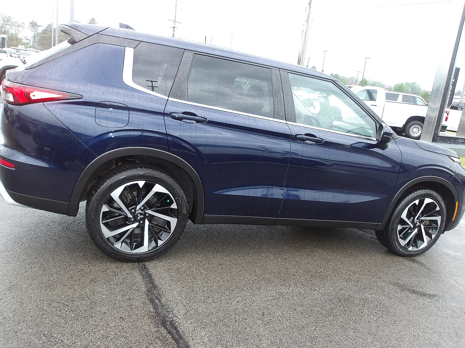 Used 2023 Mitsubishi Outlander SE AWD/4WD image 8