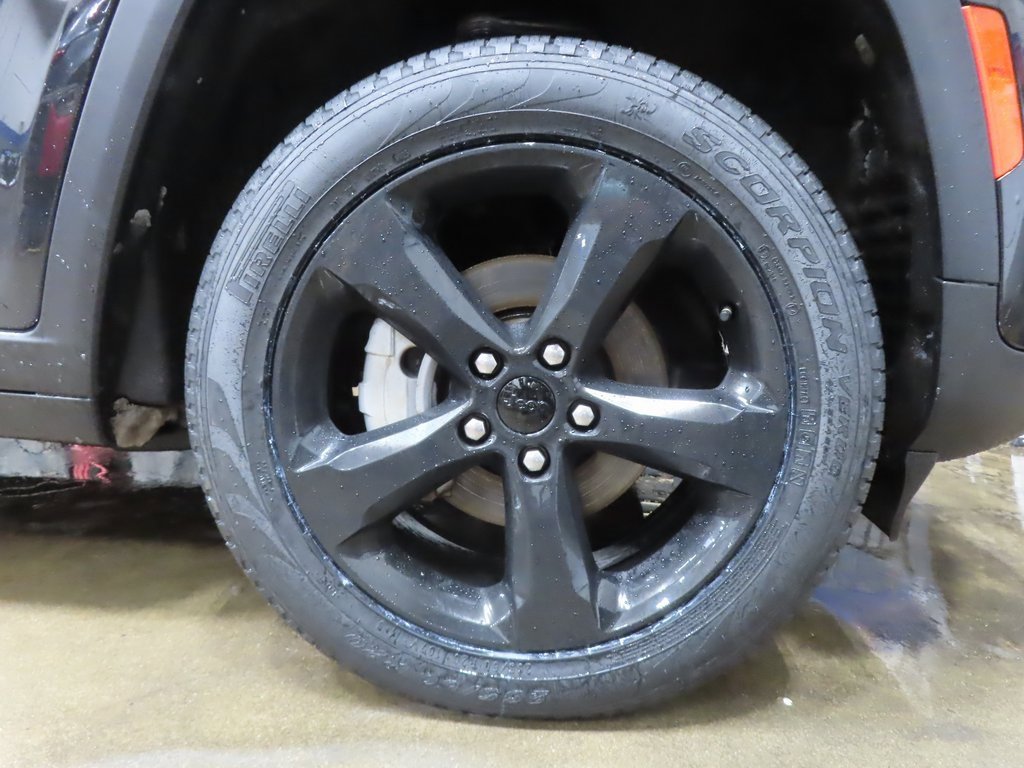 Certified 2023 Jeep Grand Cherokee Limited w/ Black Appearance Package image 14