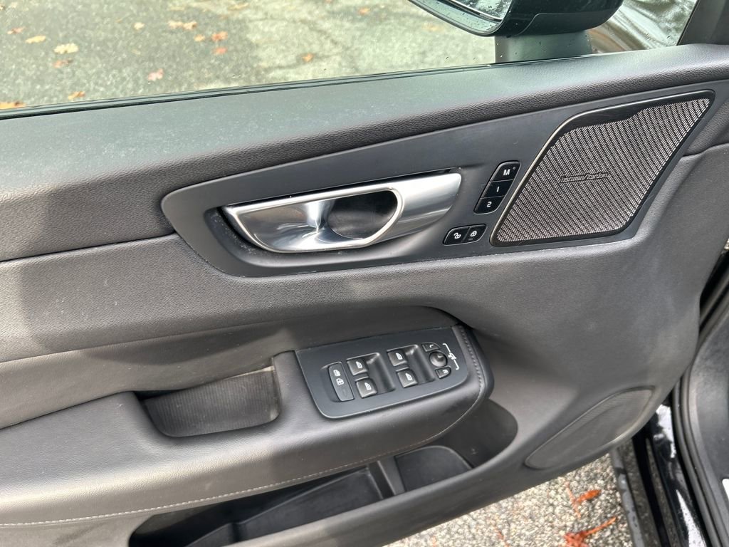 Used 2024 Volvo XC60 B5 Plus image 15