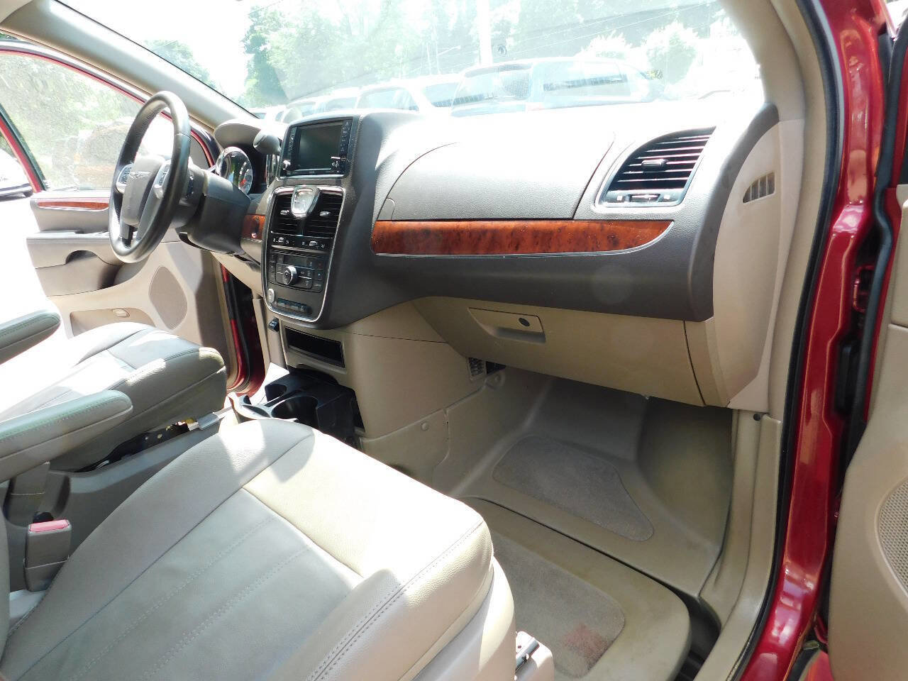 Used 2013 Chrysler Town & Country Touring image 25