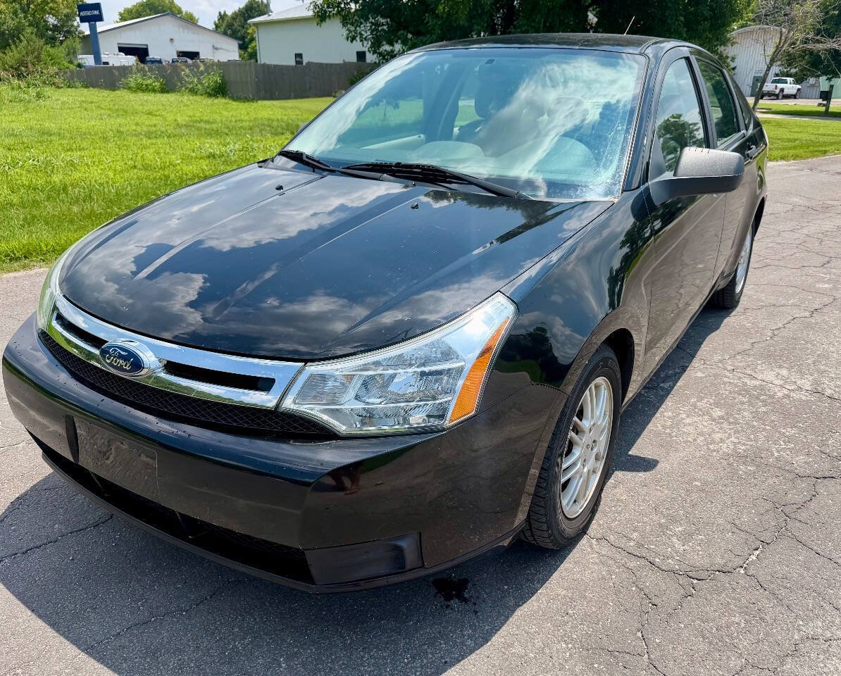 Used 2010 Ford Focus SE FWD image 2