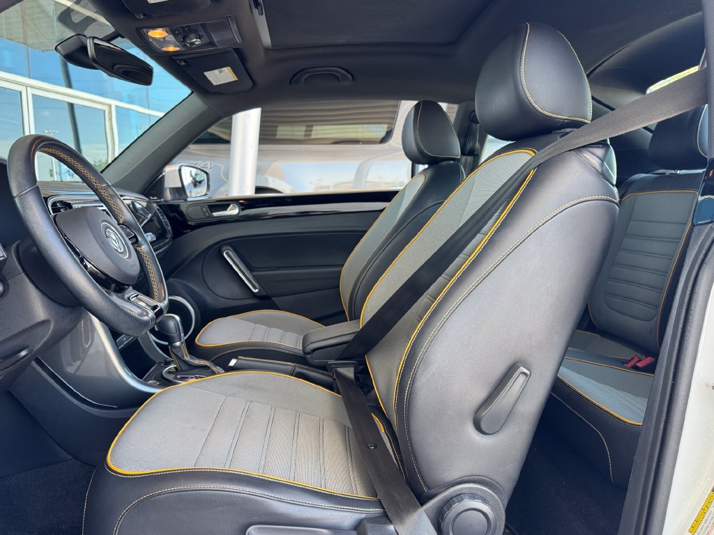 Used 2018 Volkswagen Beetle 2.0T Dune FWD image 17