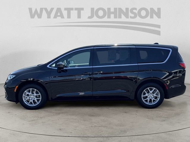 Used 2025 Chrysler Pacifica Select FWD image 2