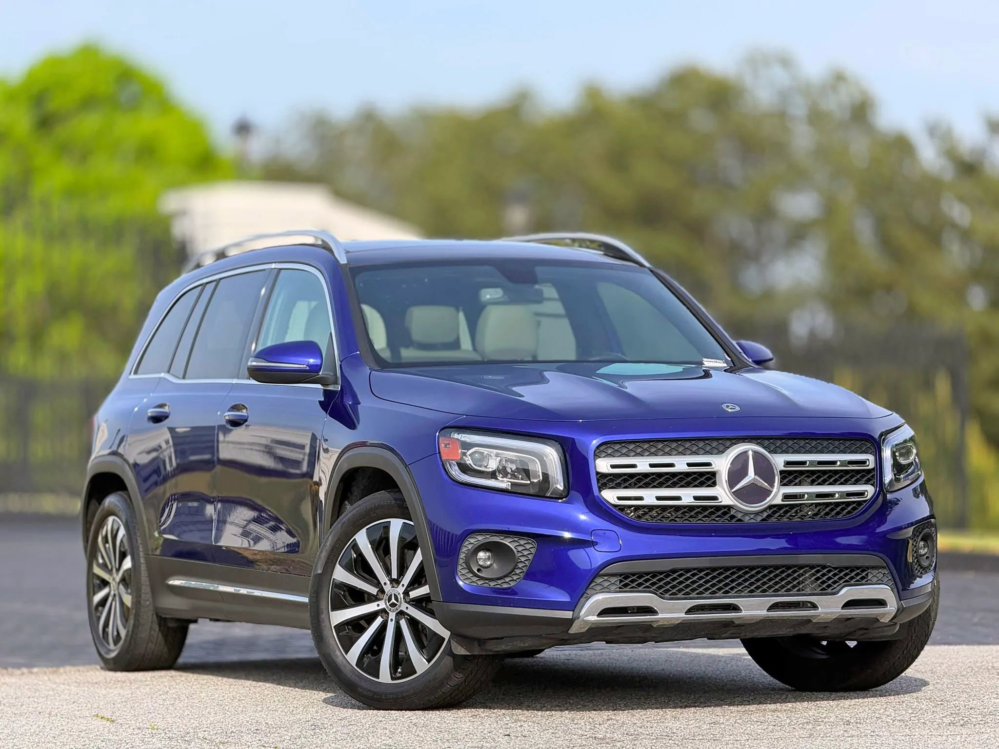 Used 2021 Mercedes-Benz GLB 250 4MATIC w/ Premium Package image 4