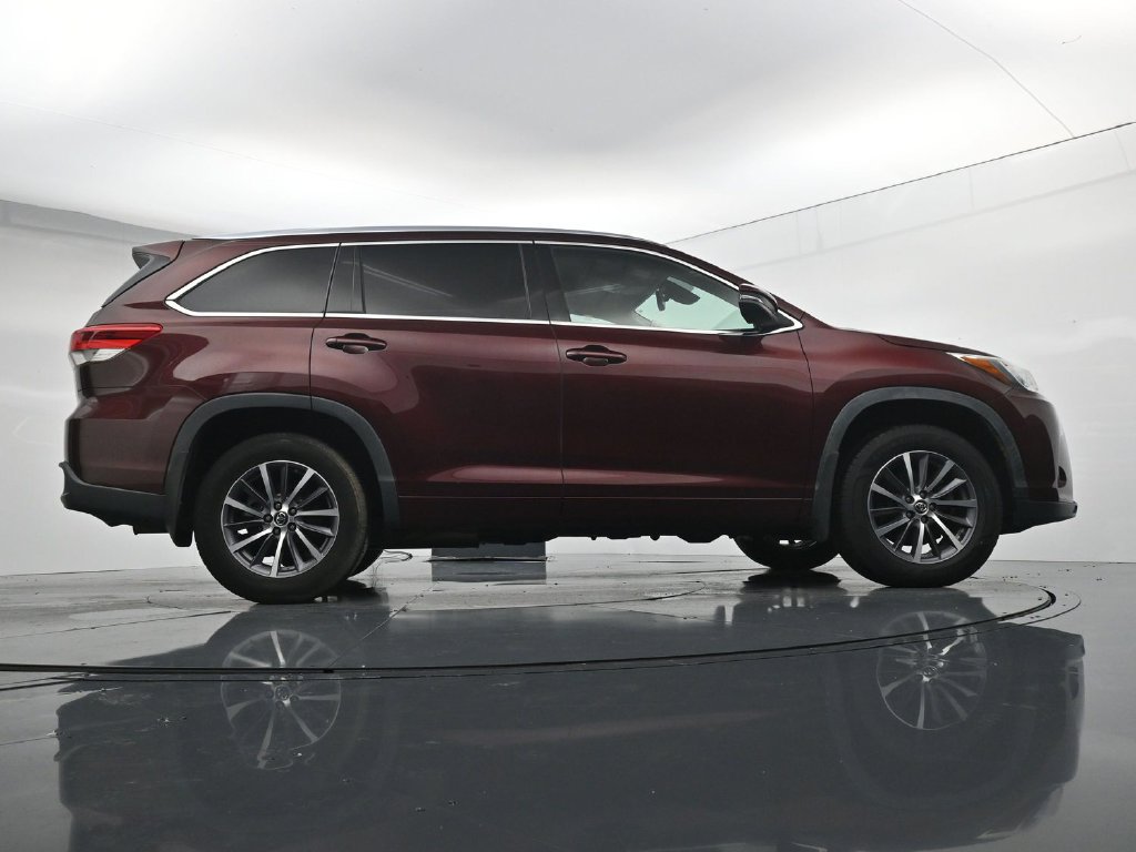 Used 2018 Toyota Highlander XLE AWD/4WD image 38