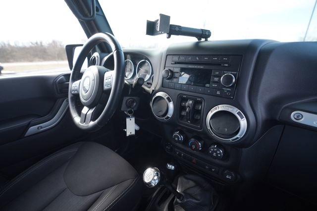 Used 2016 Jeep Wrangler Unlimited Rubicon w/ Connectivity Group image 32