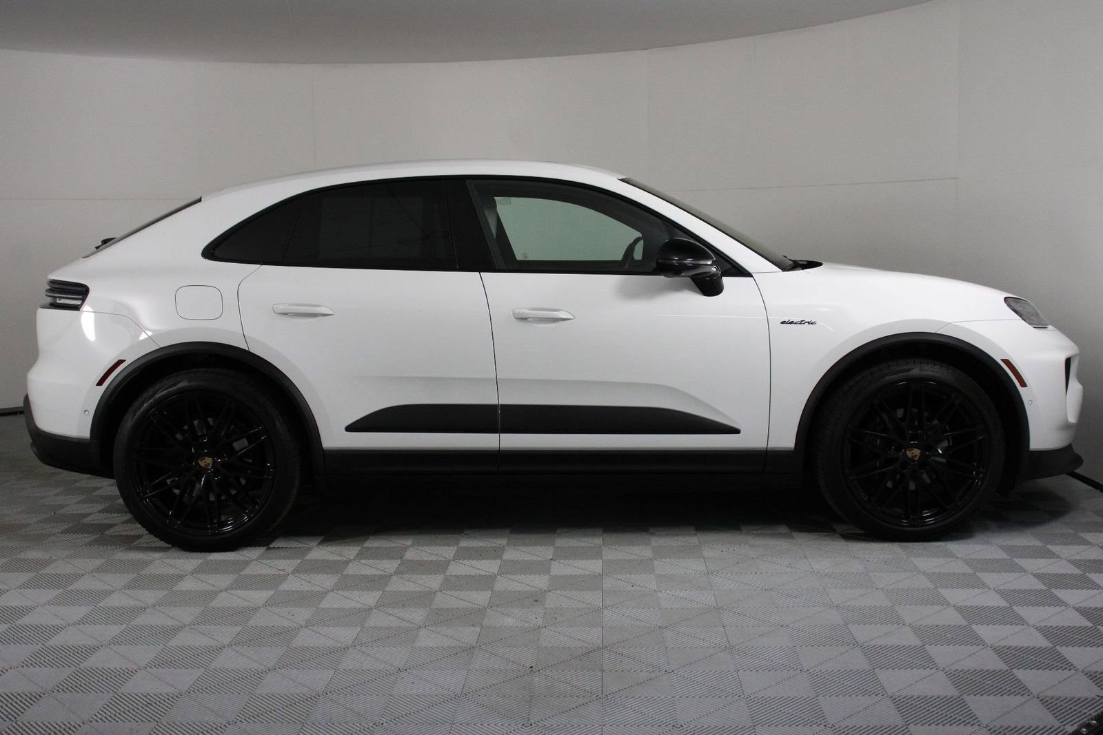 Certified 2025 Porsche Macan Electric image 8