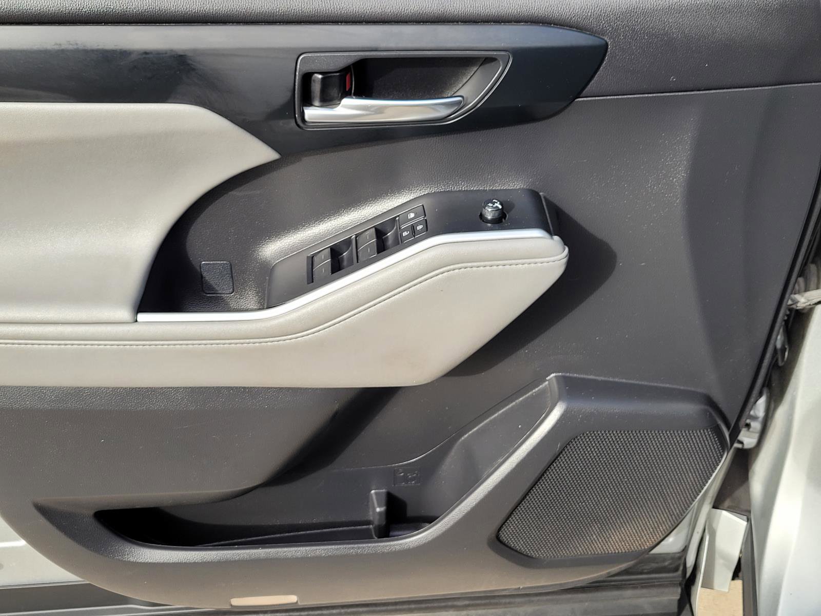 Used 2021 Toyota Highlander XLE image 4