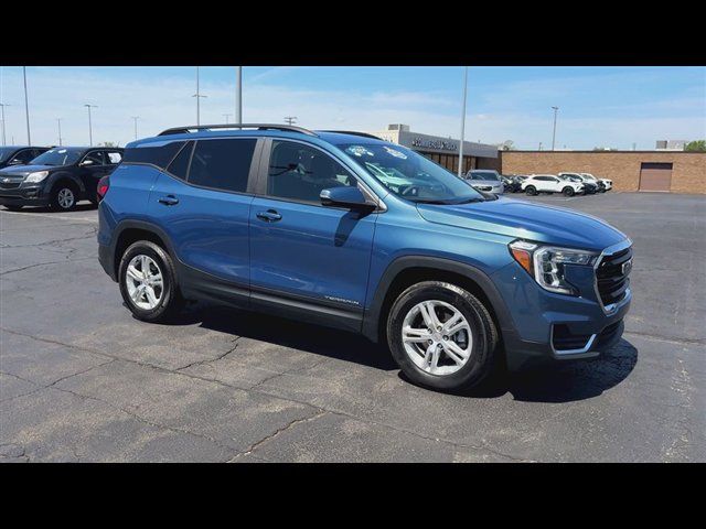 Used 2024 GMC Terrain SLE w/ Driver Convenience Package FWD image 2
