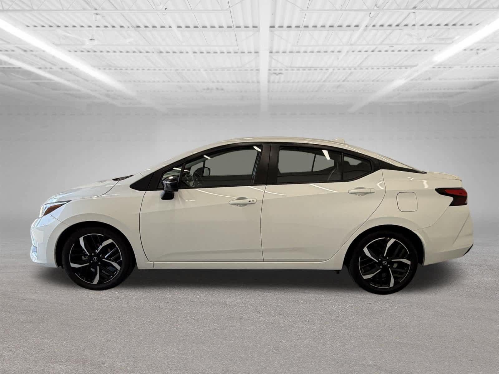 Used 2025 Nissan Versa SR FWD image 2