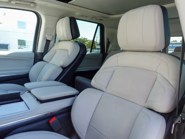 Used 2025 Lincoln Navigator Reserve AWD/4WD image 22