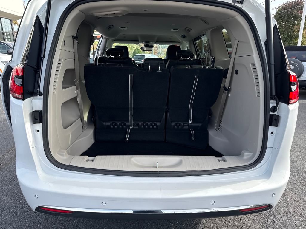 Used 2024 Chrysler Pacifica Touring-L image 25