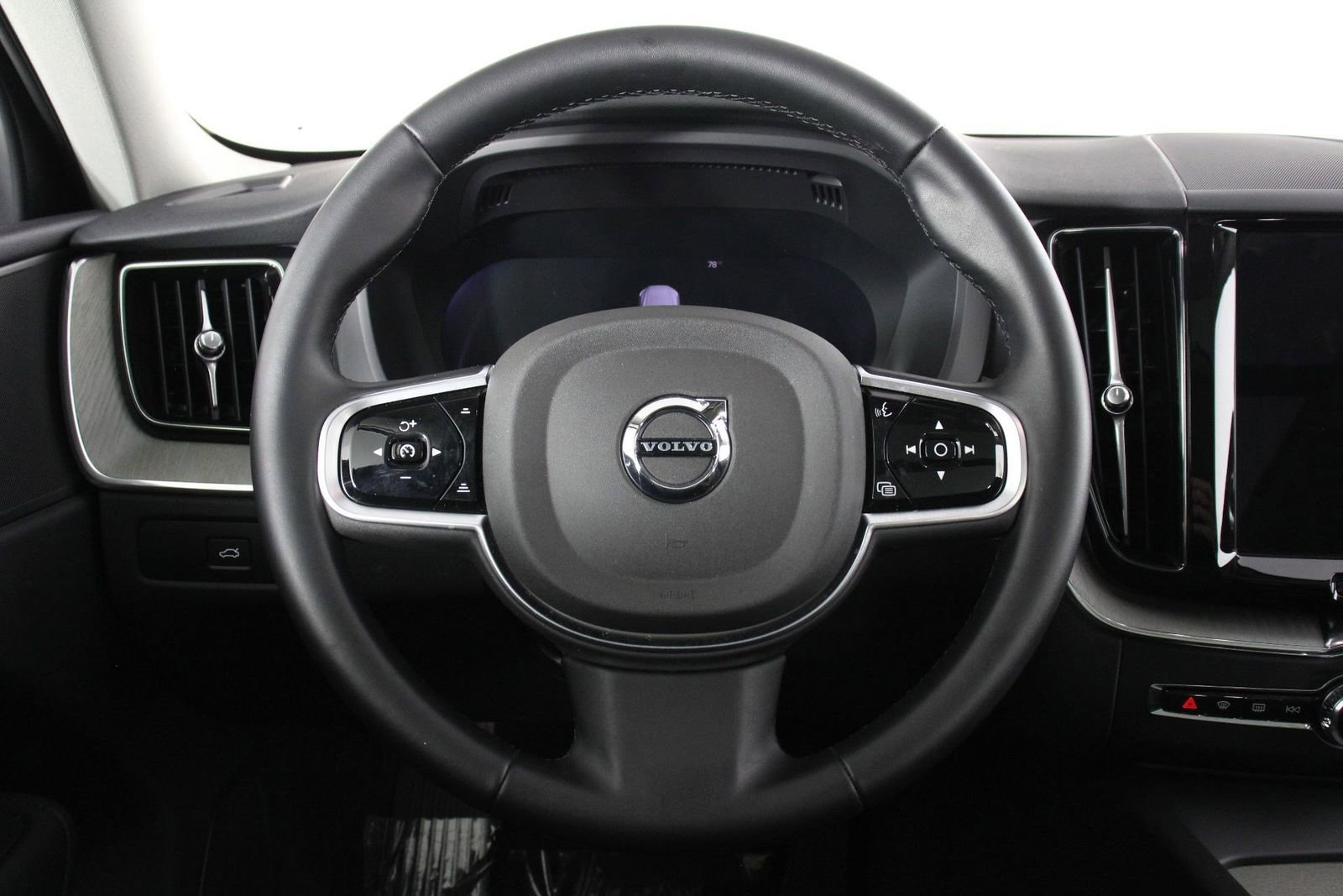 Certified 2025 Volvo XC60 B5 Plus AWD/4WD image 8