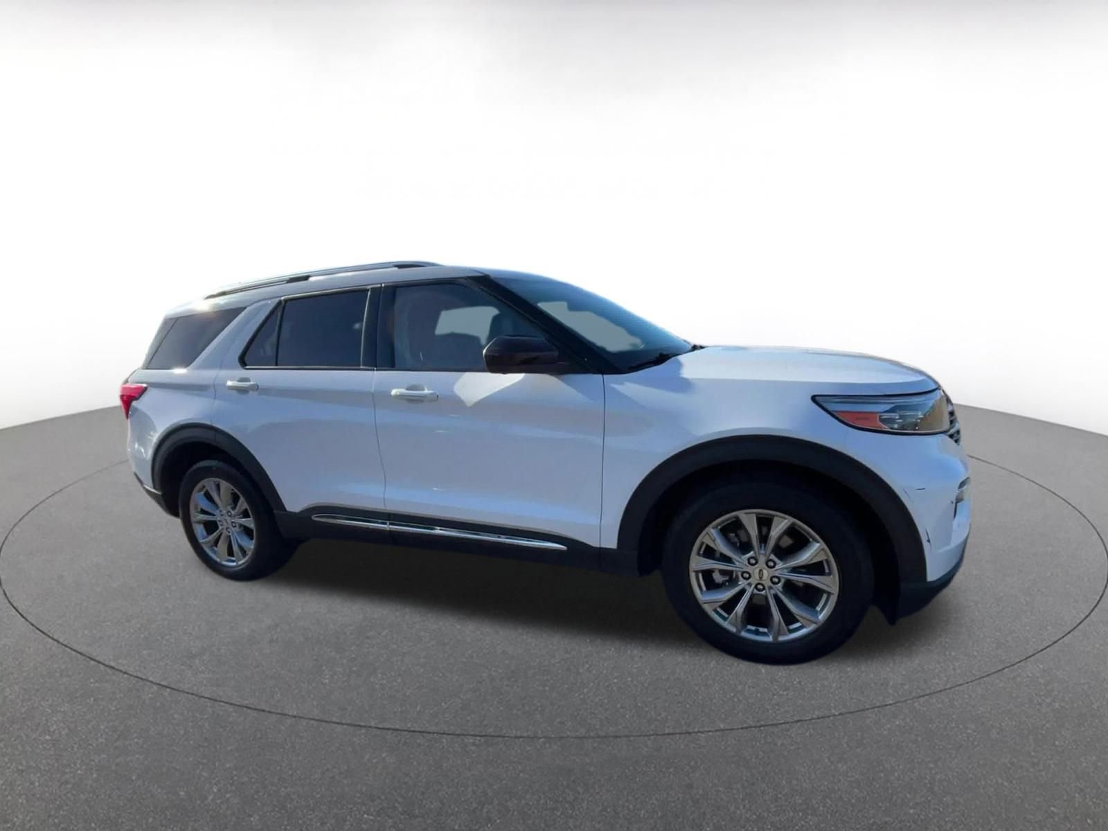 Used 2023 Ford Explorer Limited image 2