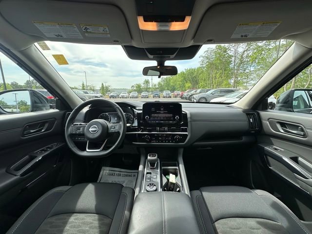 Used 2025 Nissan Pathfinder SV AWD/4WD image 2