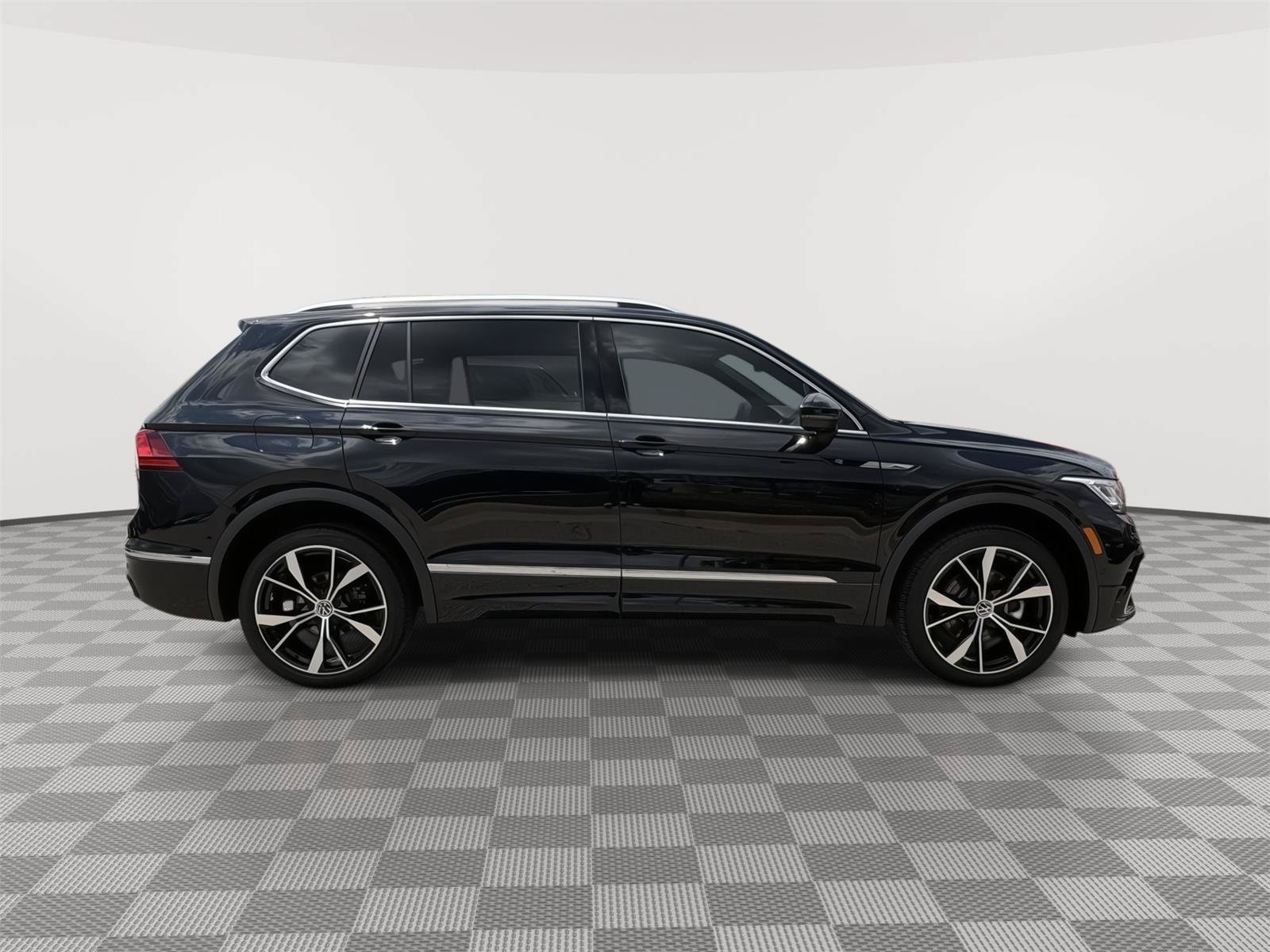 Used 2023 Volkswagen Tiguan SEL R-Line AWD/4WD image 6