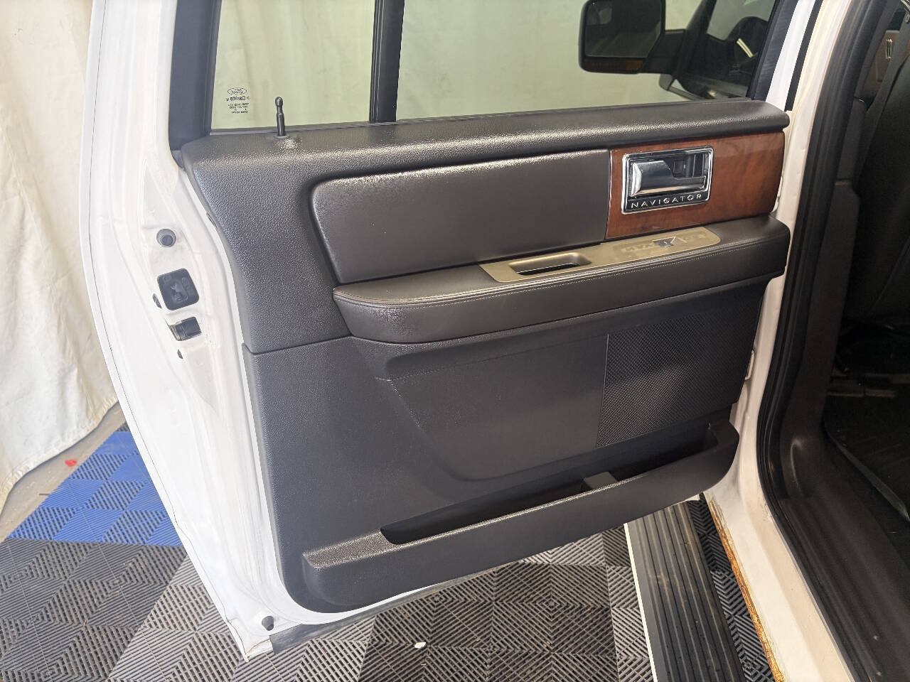 Used 2014 Lincoln Navigator L 4WD image 9