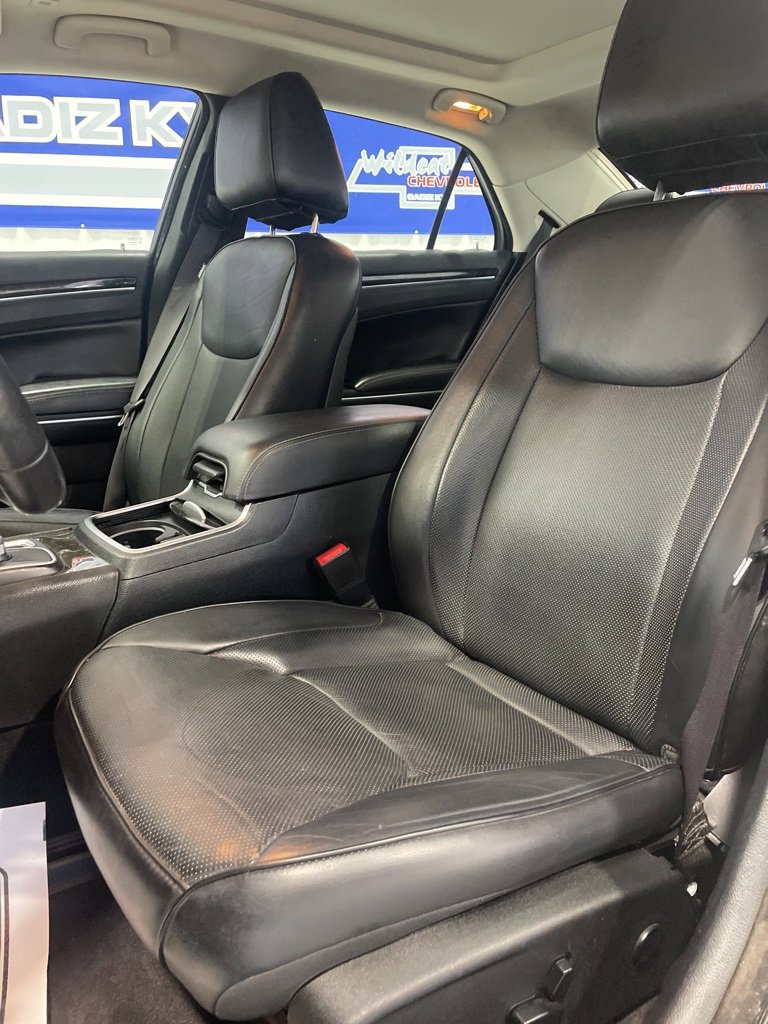 Used 2017 Chrysler 300 C image 22