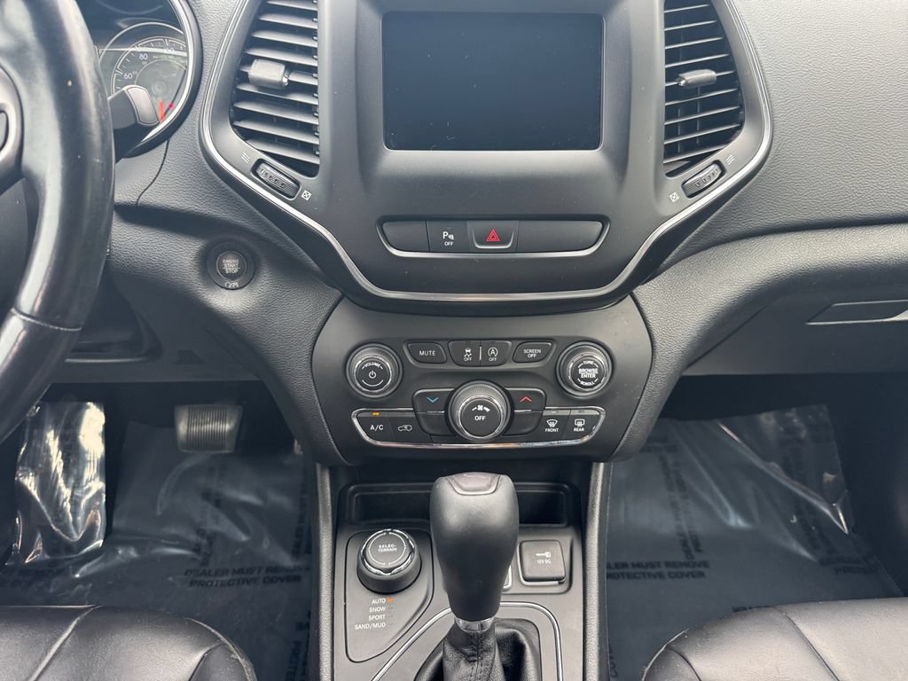 Used 2020 Jeep Cherokee Latitude Plus w/ Cold Weather Group AWD/4WD image 11