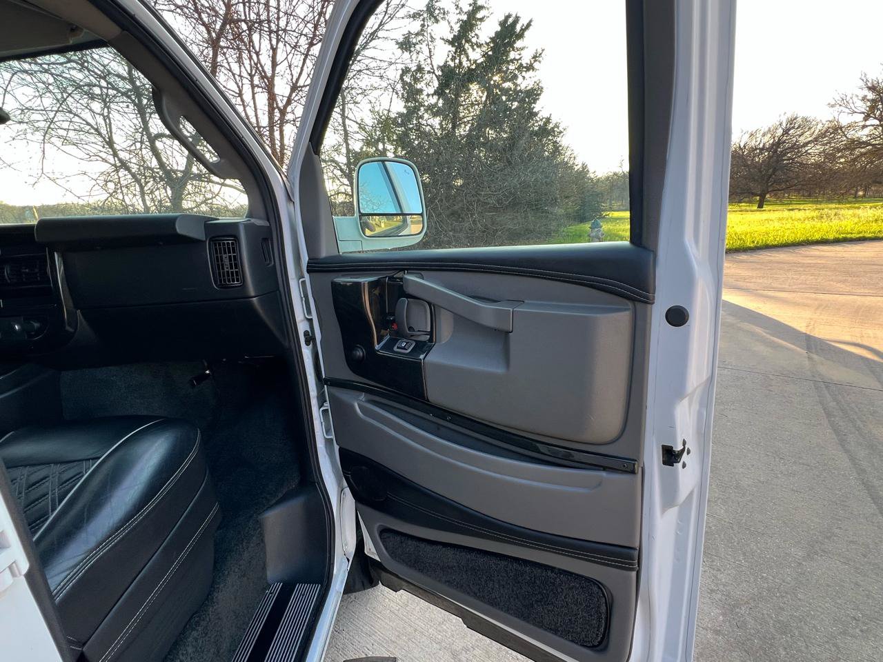 Used 2019 GMC Savana 2500 Extended w/ Enhanced Convenience Package image 18