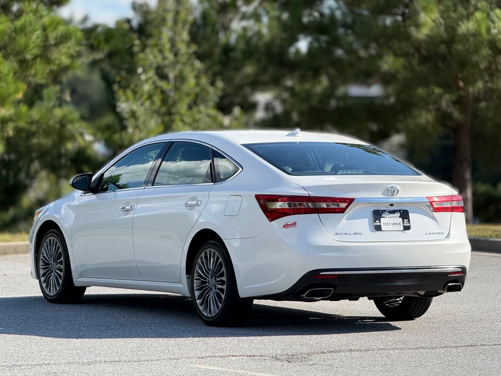 Used 2016 Toyota Avalon Limited w/ Toyota Safety Sense Package FWD image 10