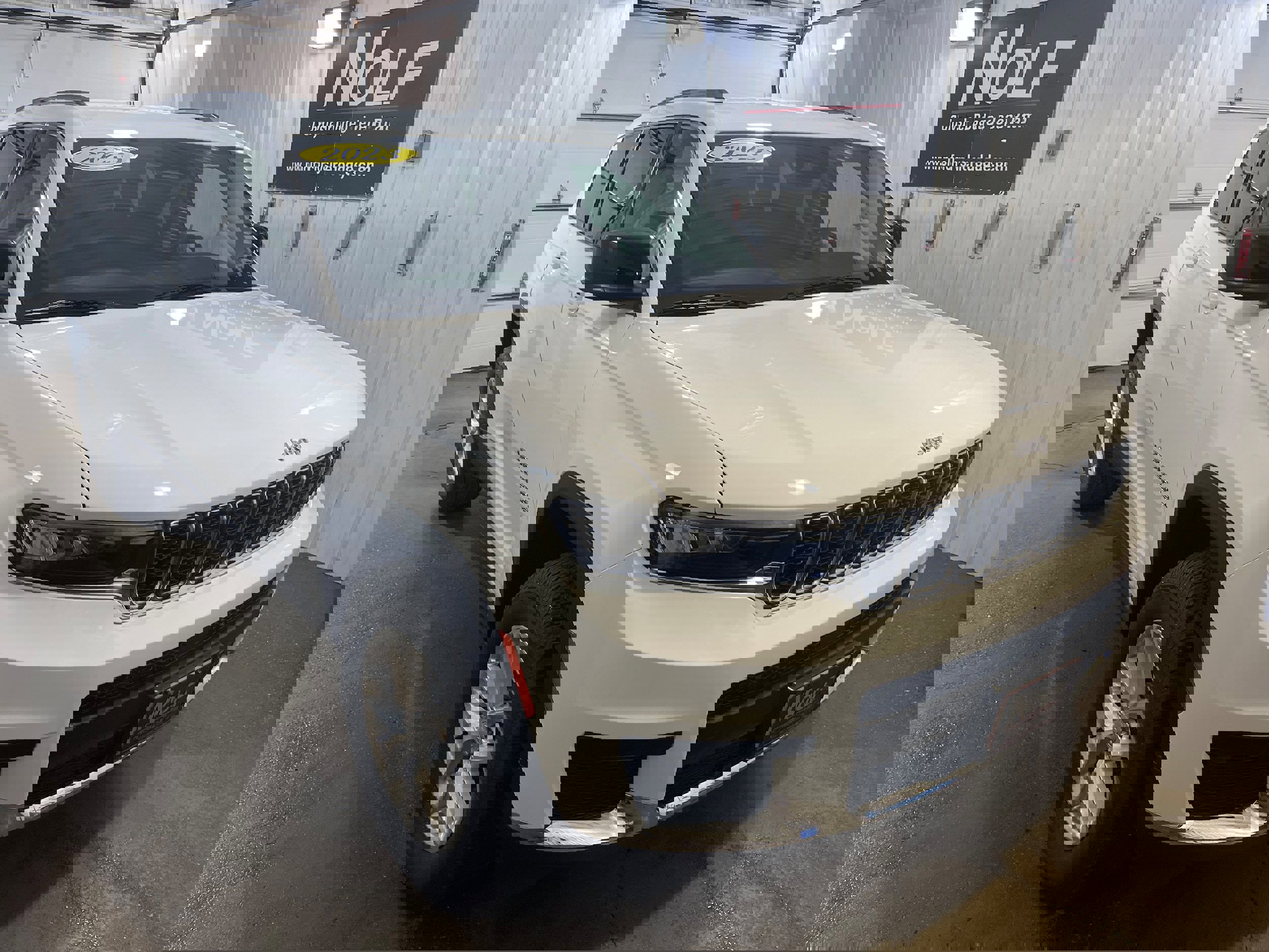 Used 2023 Jeep Grand Cherokee L Laredo image 2