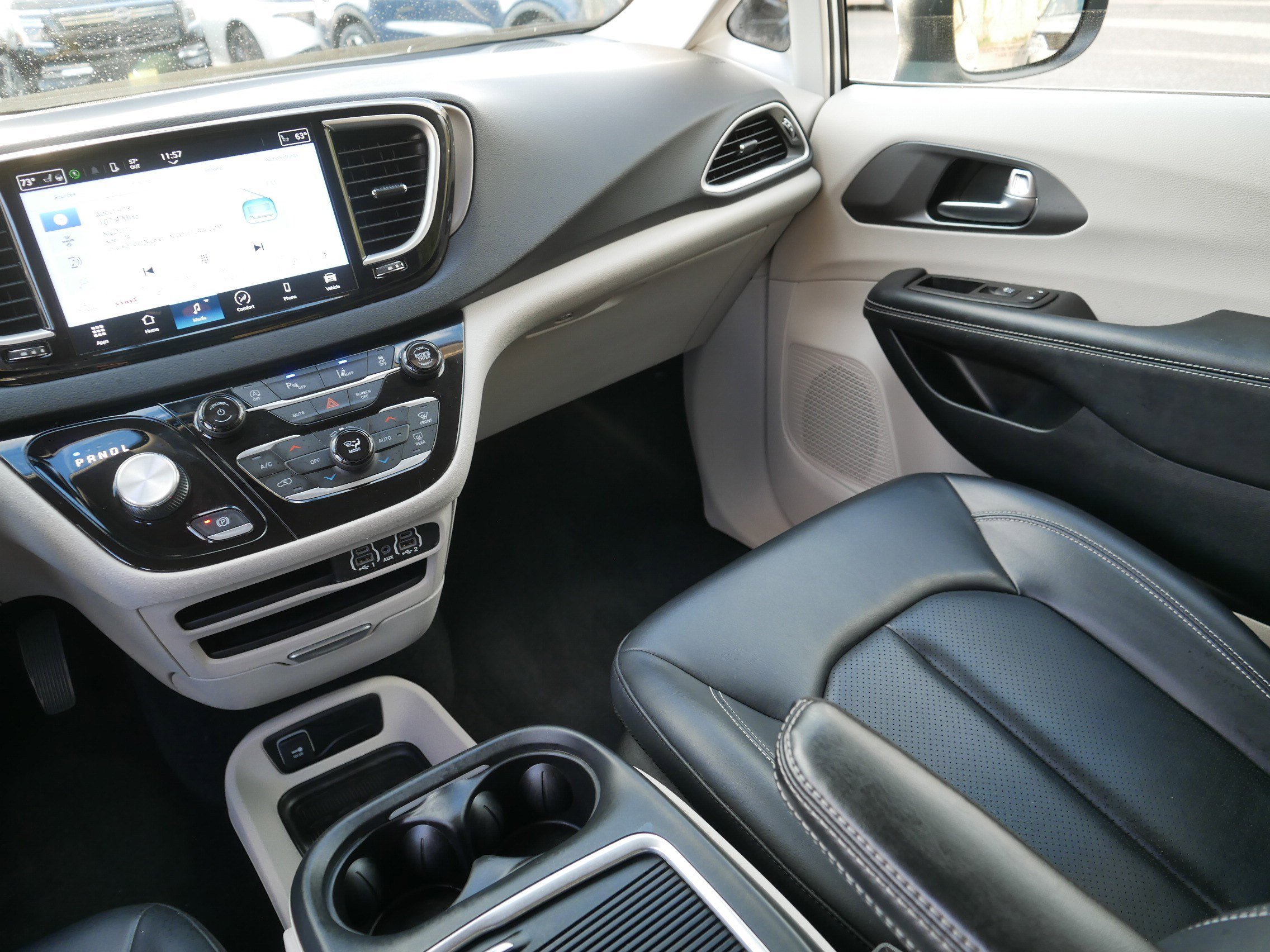 Used 2023 Chrysler Pacifica Touring-L FWD image 11