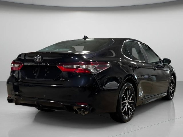 Used 2022 Toyota Camry SE w/ Cold Weather Package FWD image 3