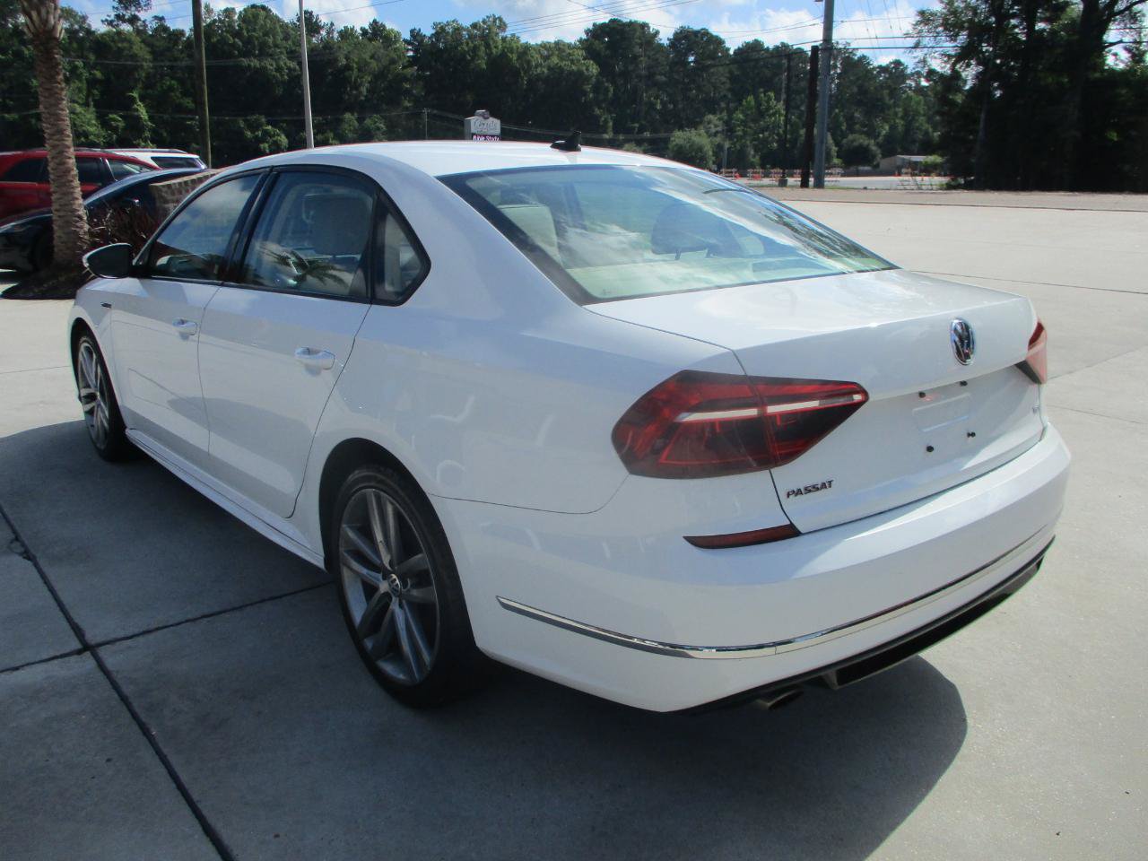 Used 2018 Volkswagen Passat 2.0T R-Line FWD image 11