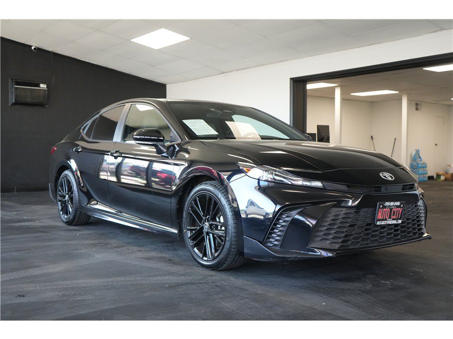 Used 2025 Toyota Camry SE FWD image 1