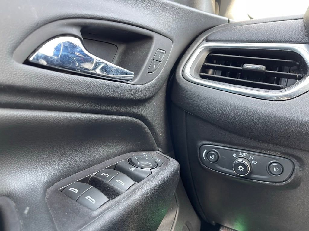 Used 2020 Chevrolet Equinox LT w/ Driver Convenience Package image 8