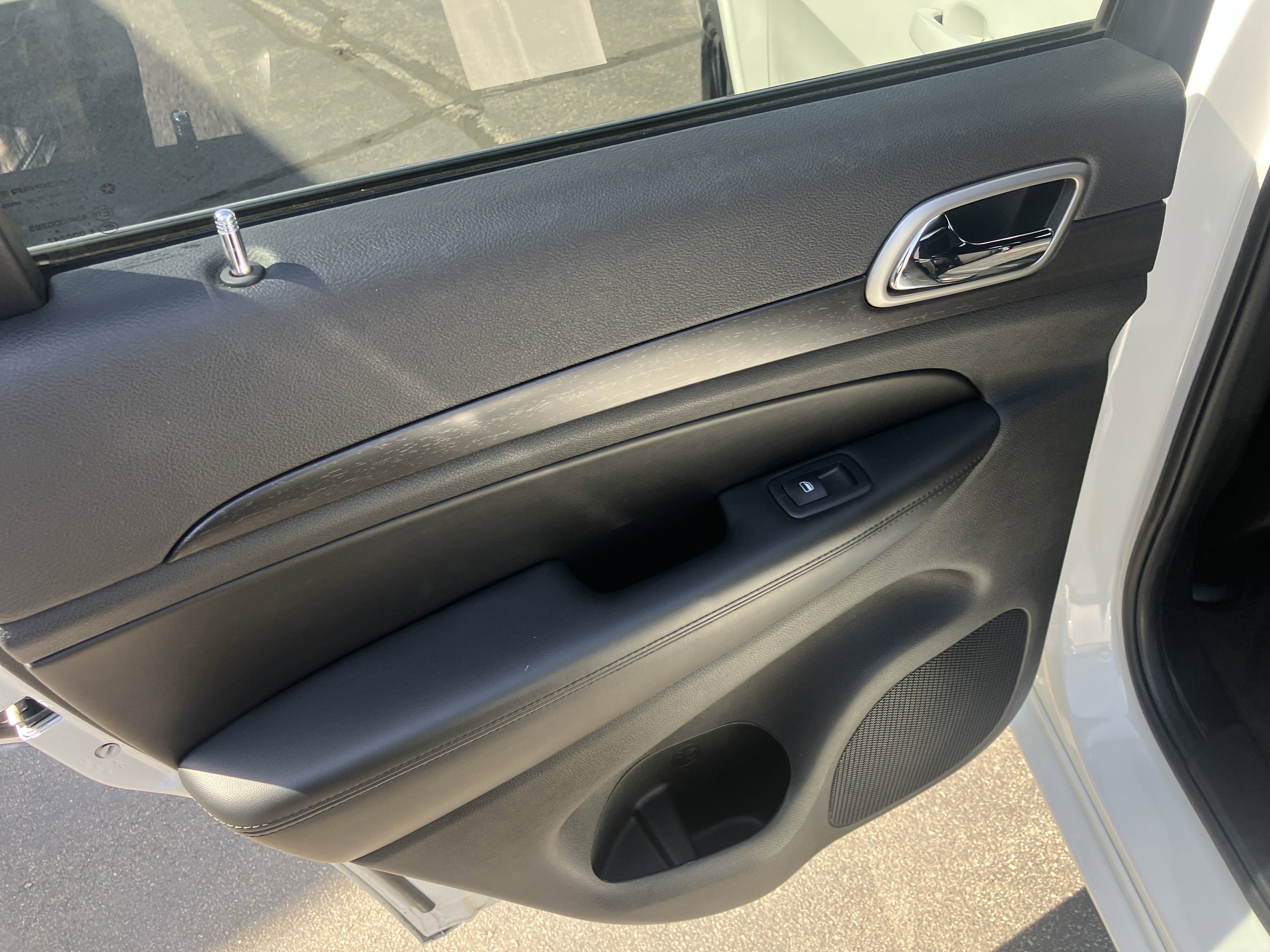 Used 2017 Jeep Grand Cherokee Altitude image 15