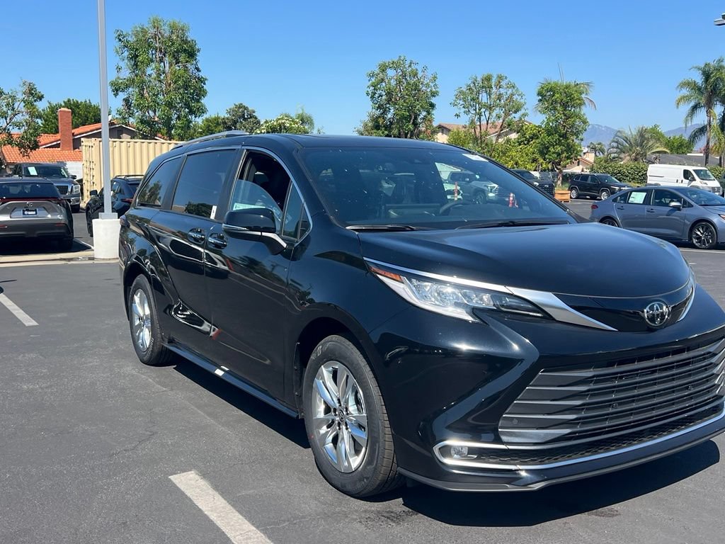 Used 2026 Toyota Sienna Limited FWD image 3