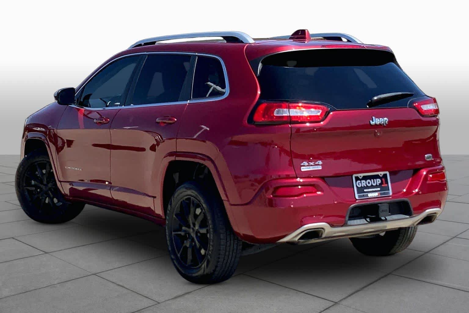 Used 2017 Jeep Cherokee Overland w/ Technology Group AWD/4WD image 12