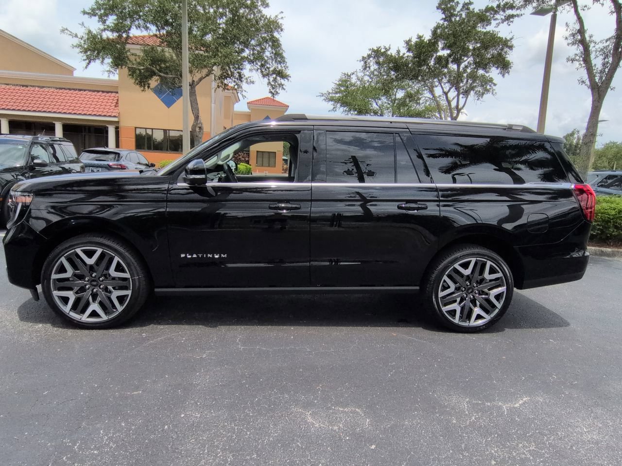 New 2026 Ford Expedition Max Platinum w/ Platinum Ultimate Package AWD/4WD image 7
