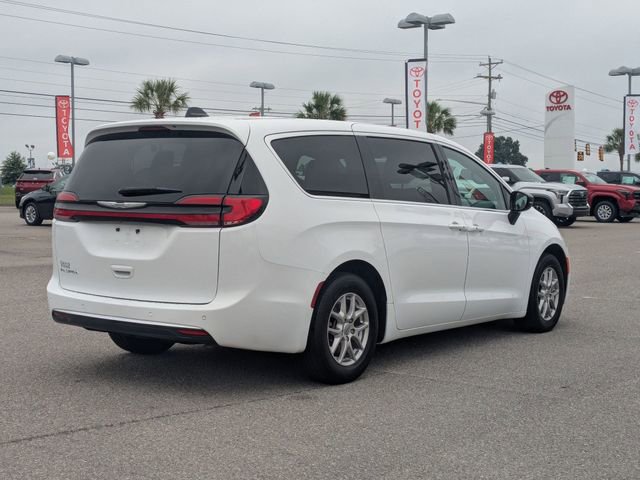 Used 2025 Chrysler Pacifica Select FWD image 3