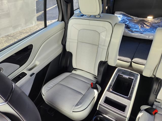 New 2026 Lincoln Aviator Black Label w/ Jet Appearance Package AWD/4WD image 13