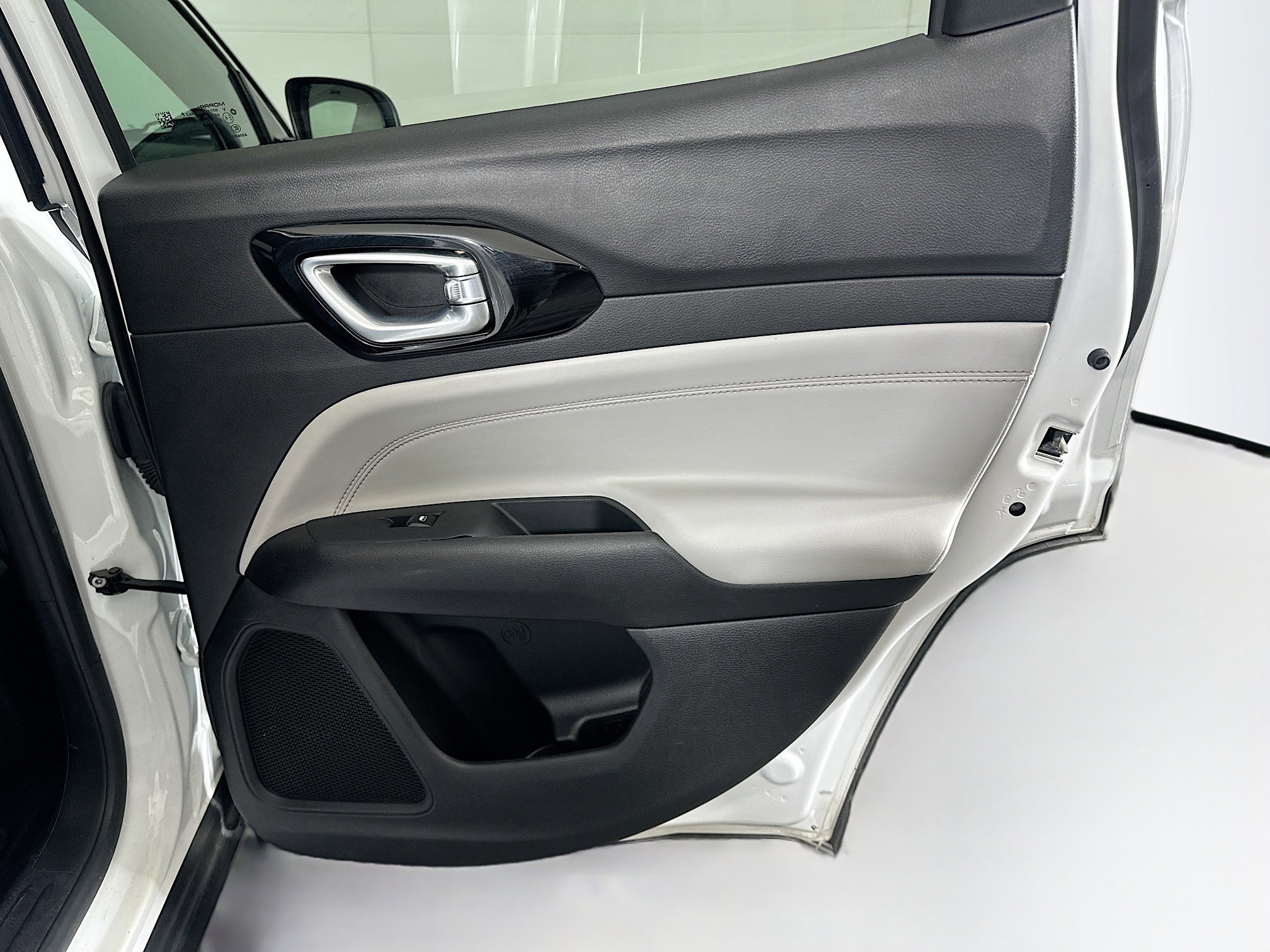 Used 2025 Jeep Compass Limited image 29