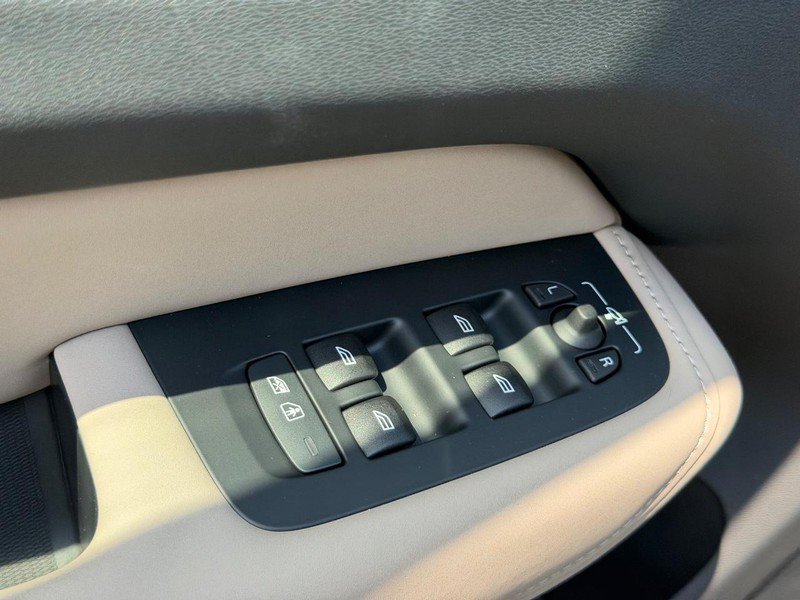New 2026 Volvo XC60 T8 Plus w/ Protection Package Premier AWD/4WD image 9