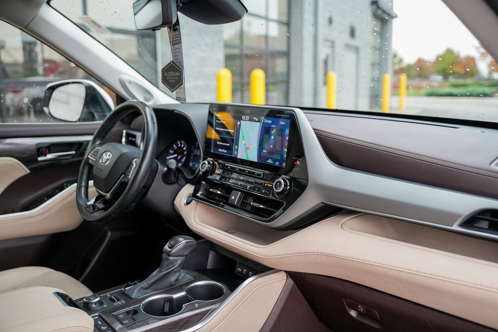 Used 2021 Toyota Highlander Platinum image 16