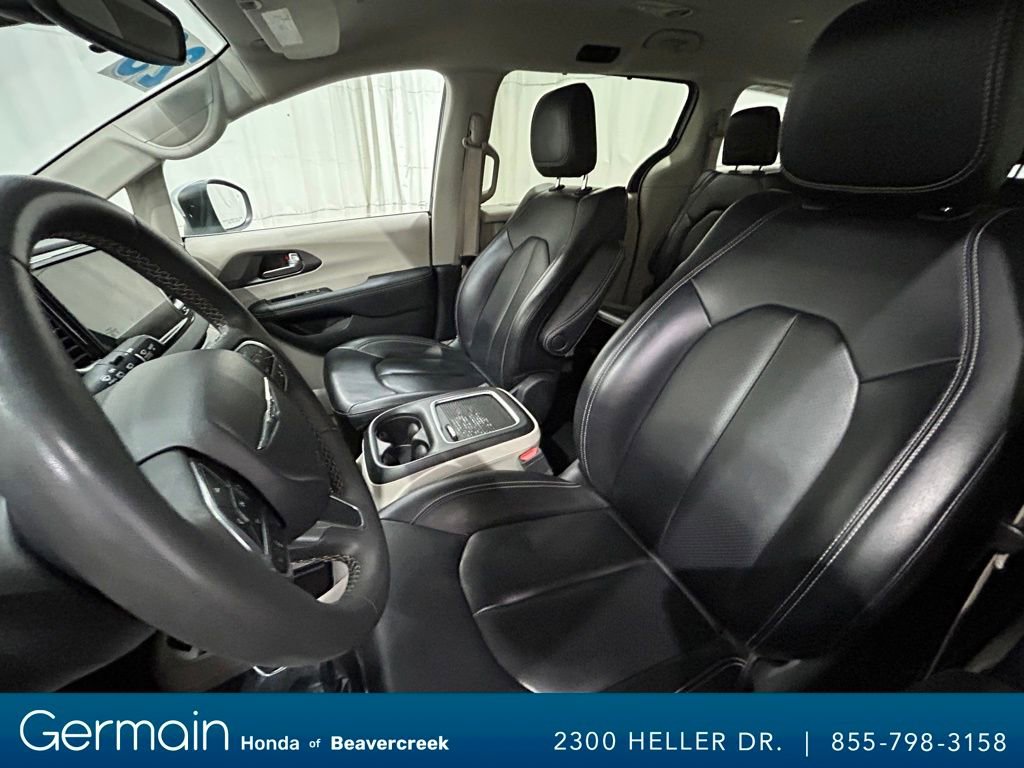 Used 2023 Chrysler Pacifica Touring-L image 28