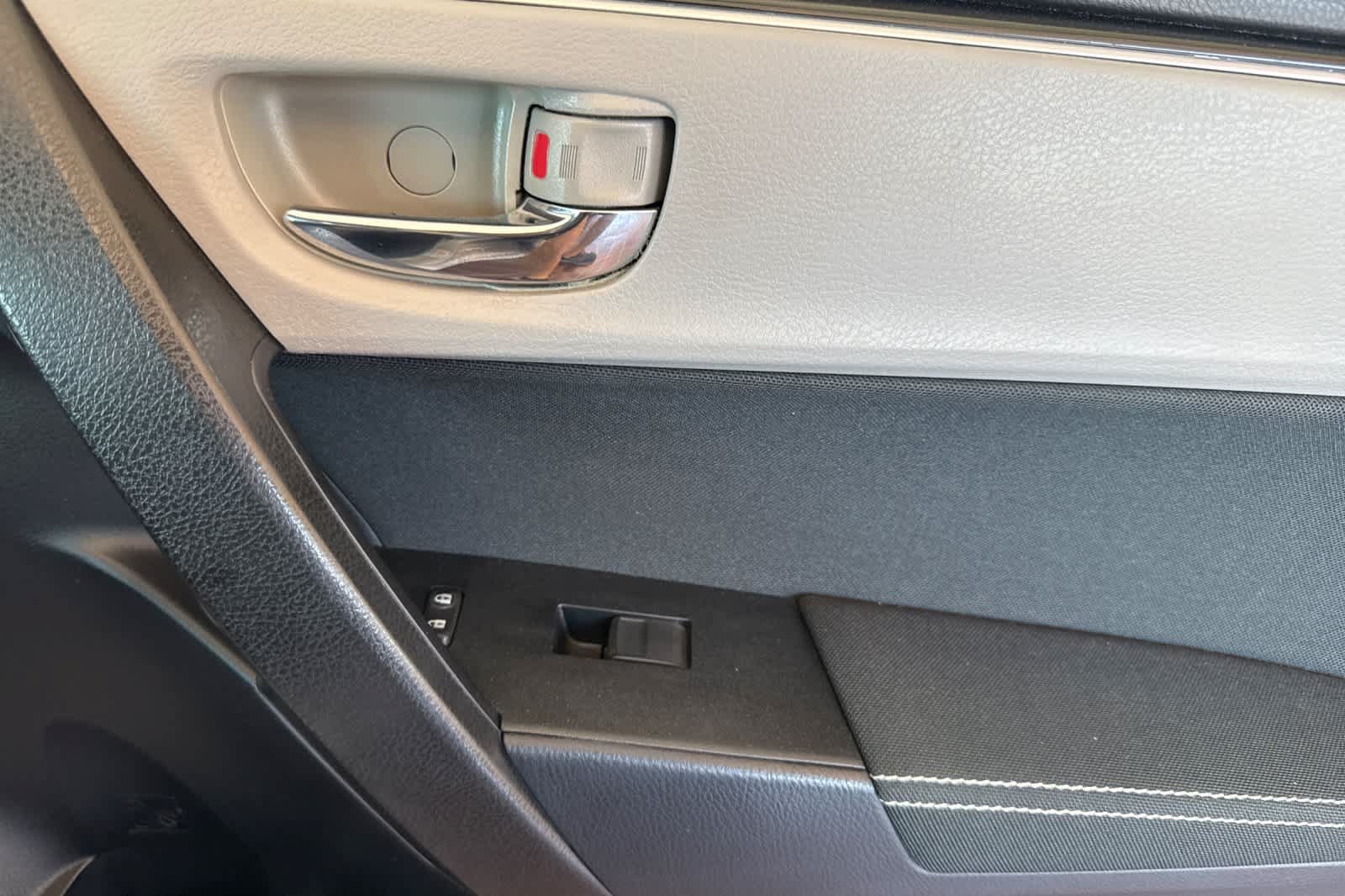Used 2018 Toyota Corolla LE FWD image 17