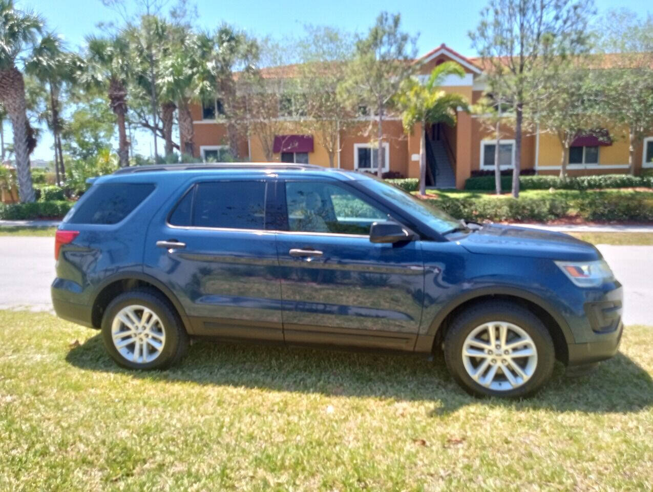 Used 2017 Ford Explorer FWD image 4