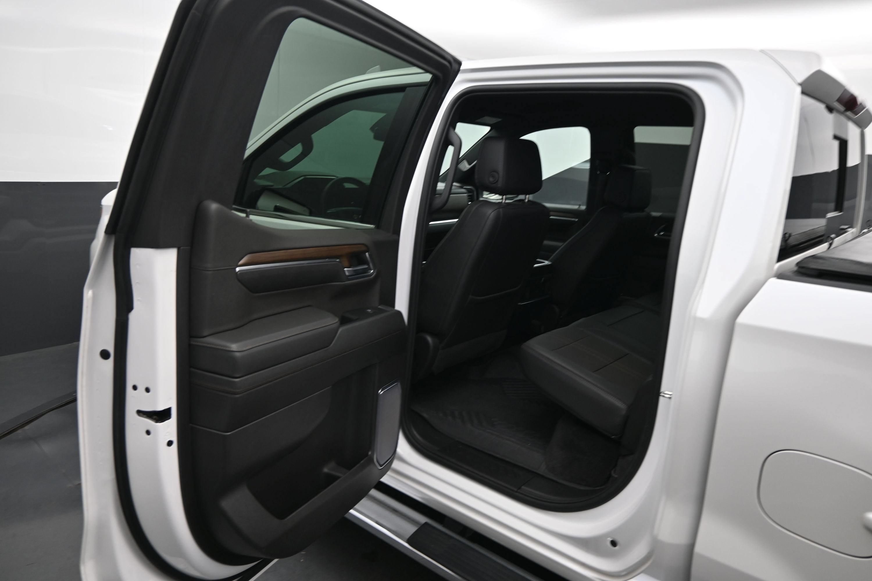Used 2024 Chevrolet Silverado 1500 High Country w/ Z71 Off-Road Package AWD/4WD image 18
