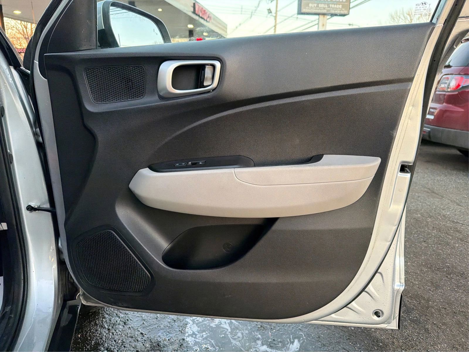 Used 2022 Hyundai Venue SEL FWD image 25