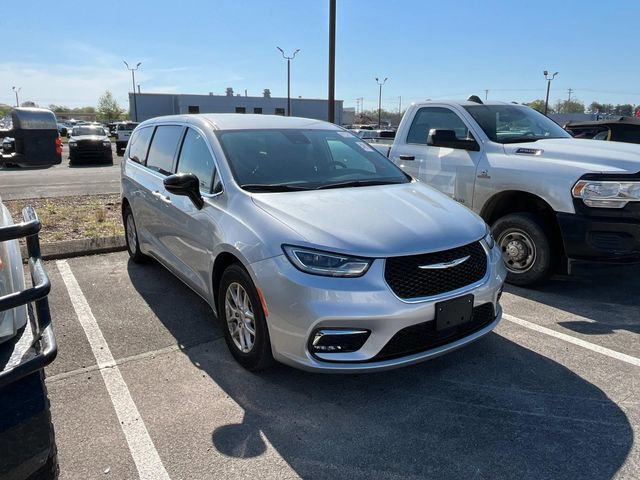 Used 2024 Chrysler Pacifica Touring-L image 2