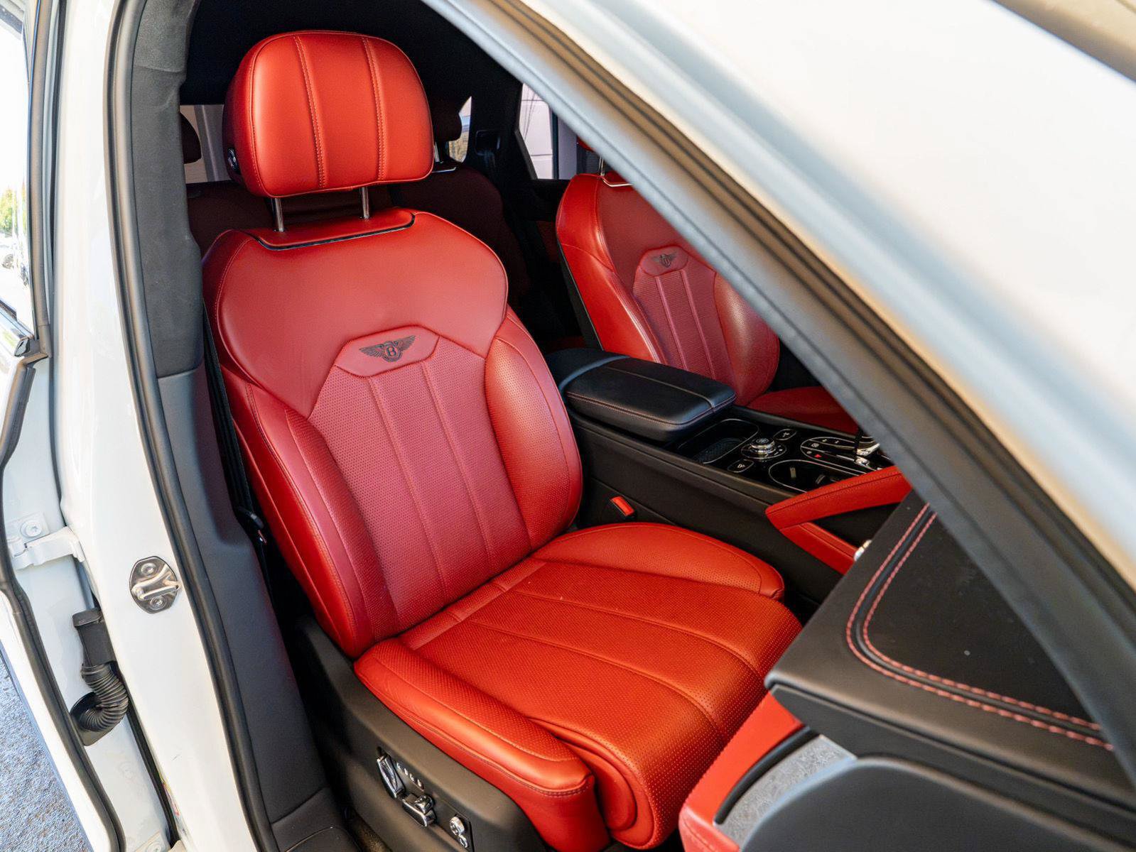 Used 2023 Bentley Bentayga AWD/4WD image 22