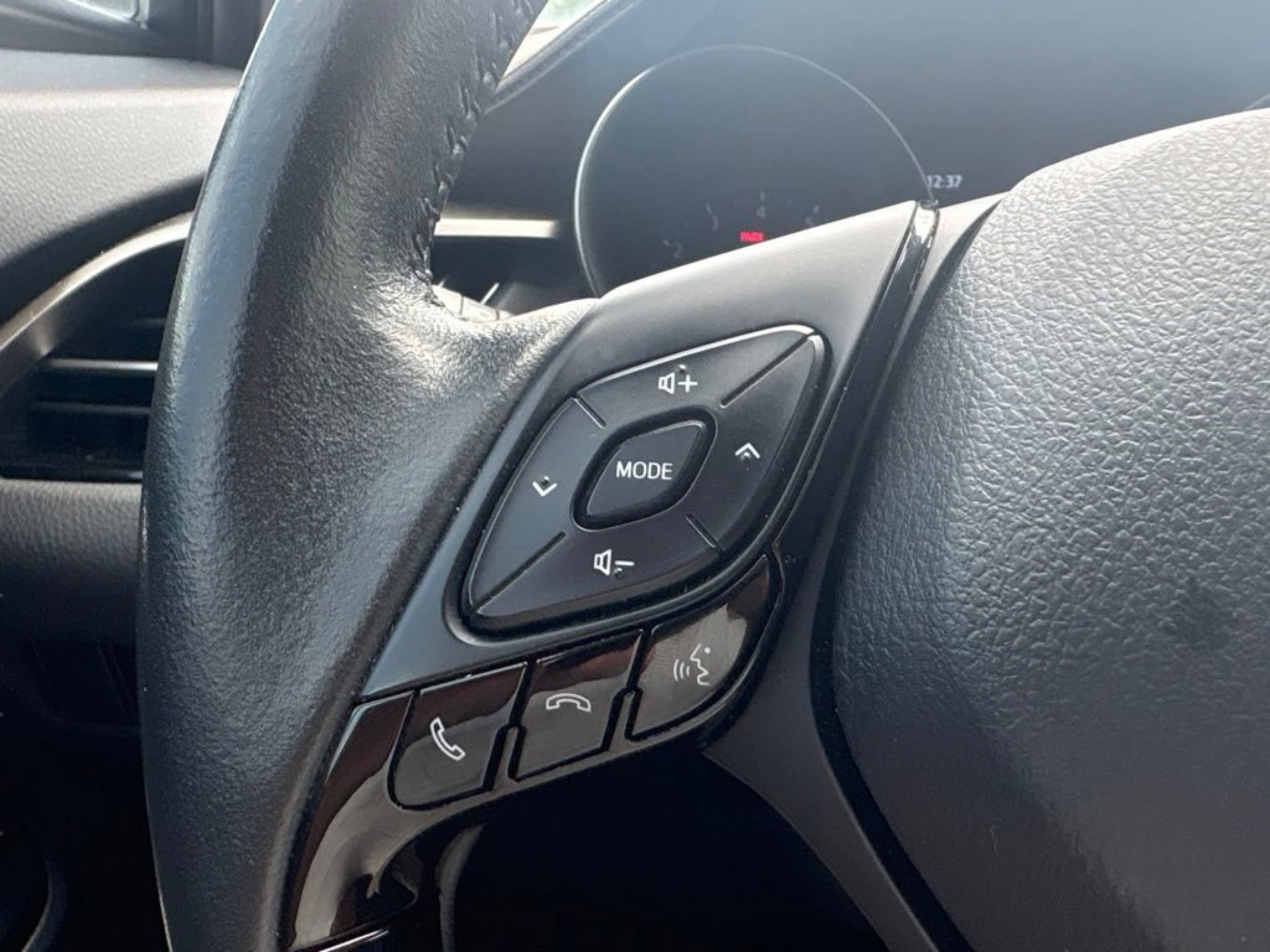 Used 2022 Toyota C-HR Limited FWD image 8